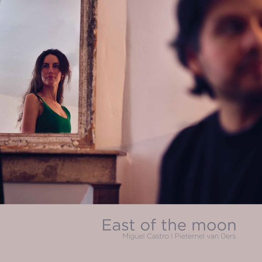 Pochette de : EAST OF THE MOON - PIETERNEL VAN OERS, MIGUEL CASTRO (CD)