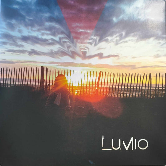 Pochette de : STARING AT THE SUN - LUMIO (VINYLE 33T)